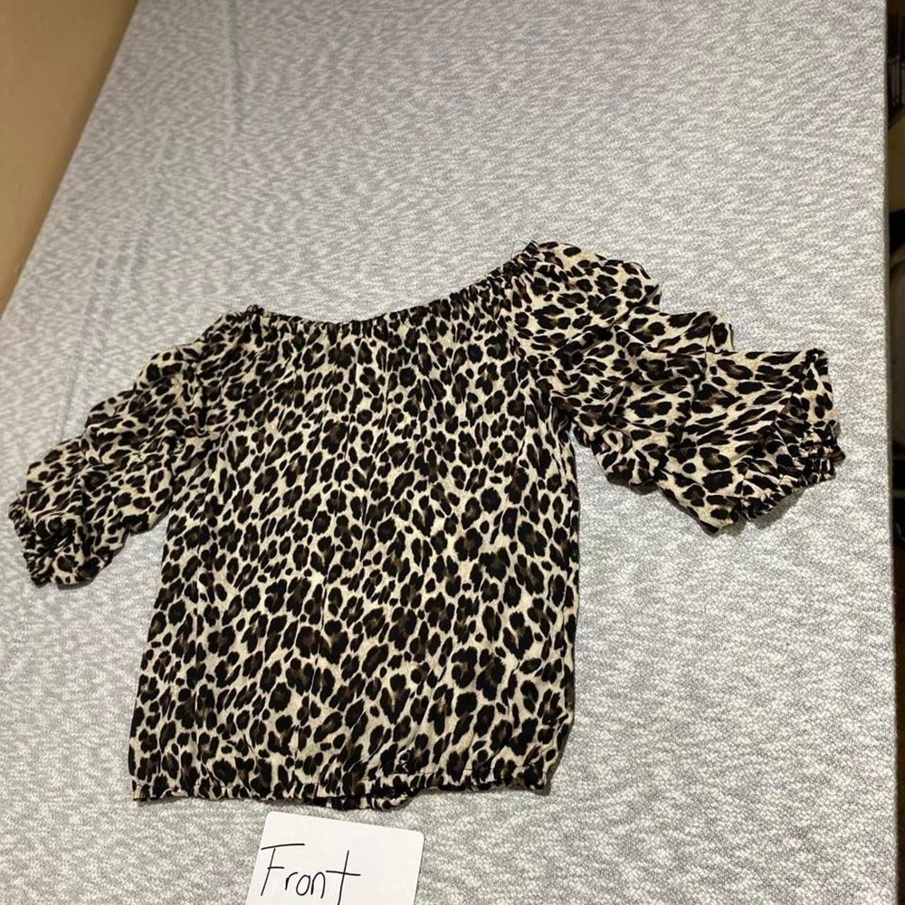 Vince Camuto Leopard print blouse with ruffled sleeves women M. SKU-B942